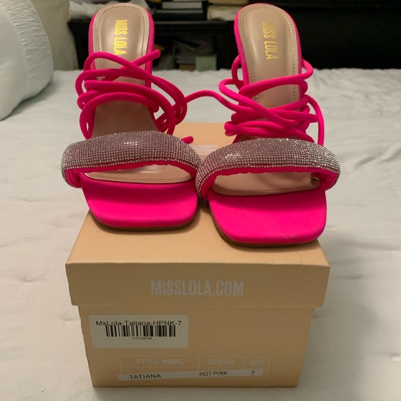 Hot Pink MISS LOLA size 7( Worn Once ) on NyE it’s so beautiful ❤️ - Picture 2 of 6